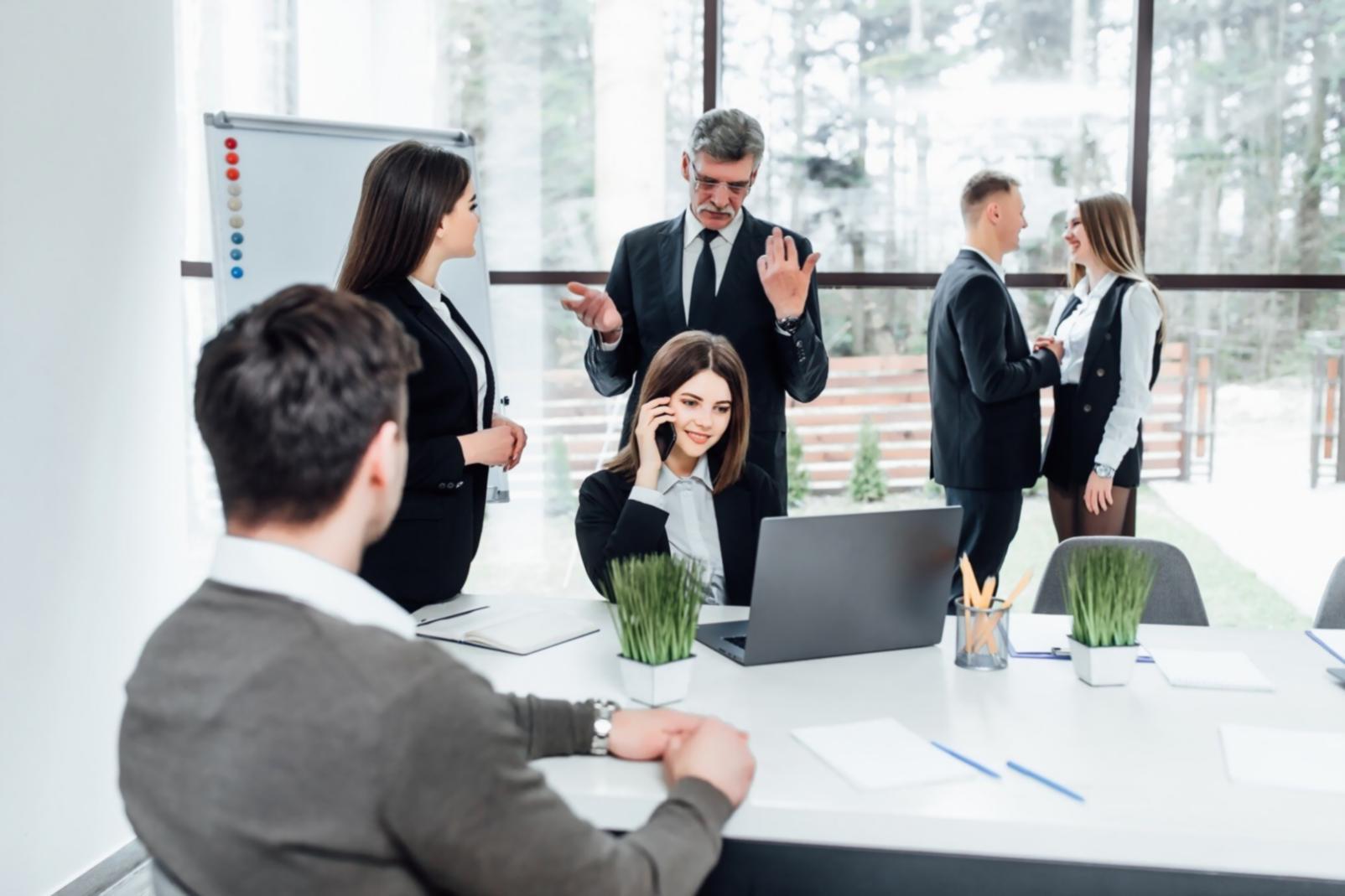 Empresarios exitosos en sesión de mentoría financiera
